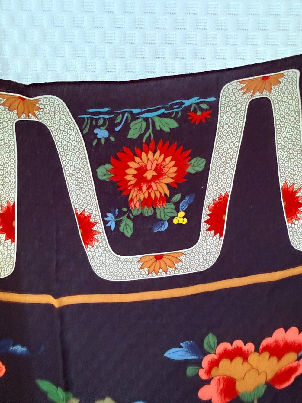 BLACK METROPOLITAN MUSEUM OF ART SILK SCARF "TREE OF LIFE" - Picture 5 of 8
